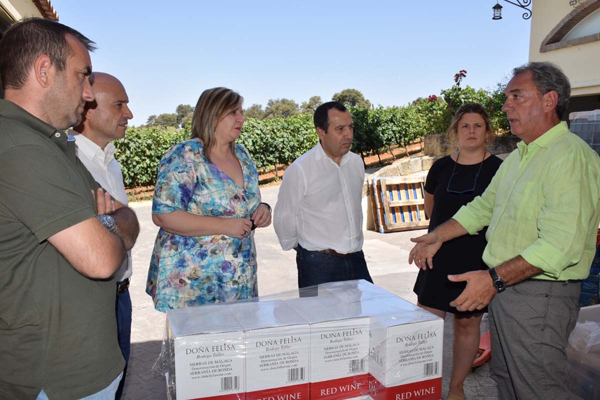 El delegado del Gobierno andaluz, la alcaldesa y concejales han visitado la bodega Doña Felisa.