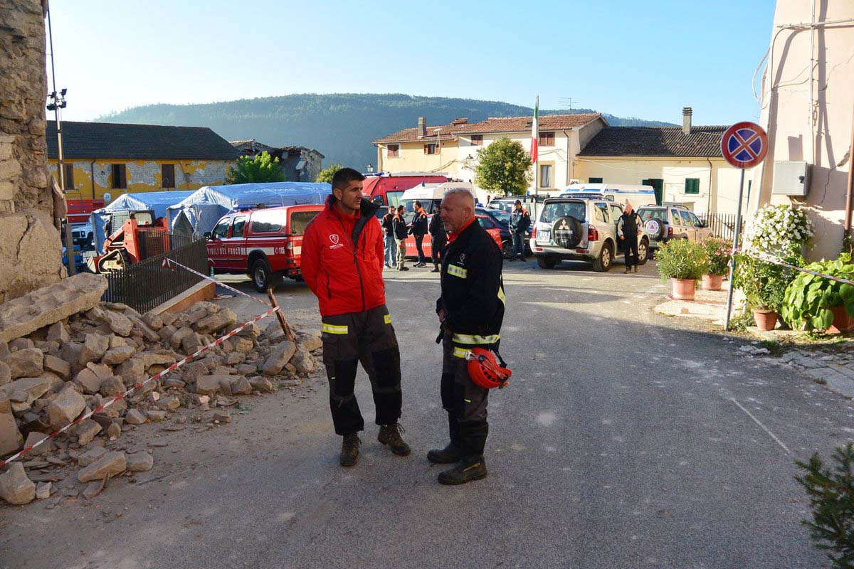 Los dos bomberos de Ronda en una de las zonas devastadas por el terremoto que ha sufrido Italia..