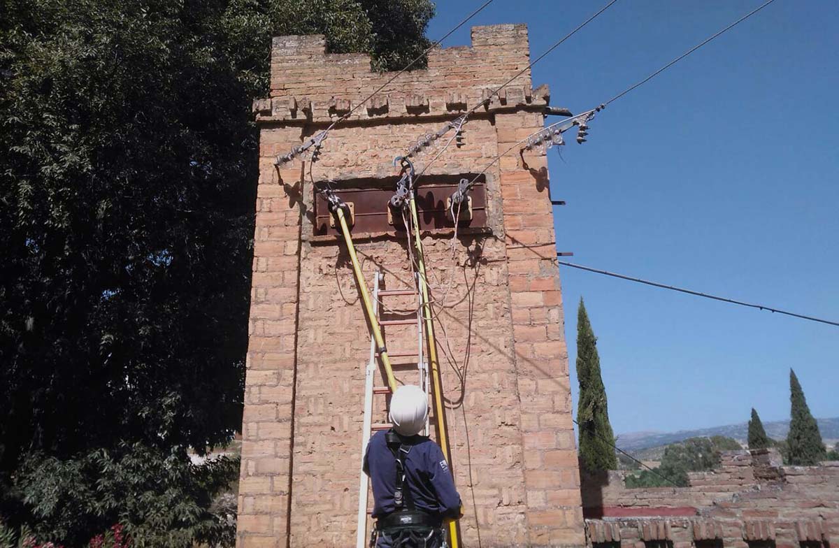 El Ayuntamiento adjudica a un grupo sevillano el suministro de material eléctrico de la ciudad y se queda fuera una empresa rondeña