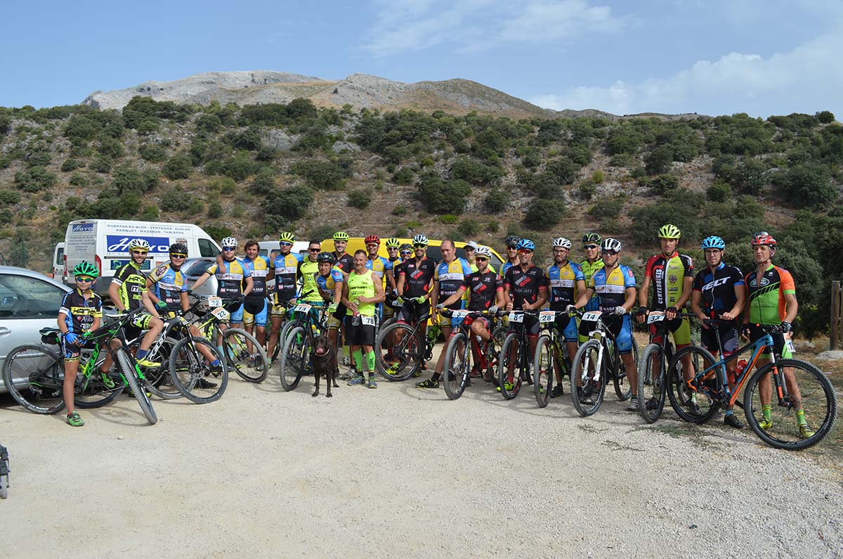Un grupo de ciclistas momentos antes de la salida.