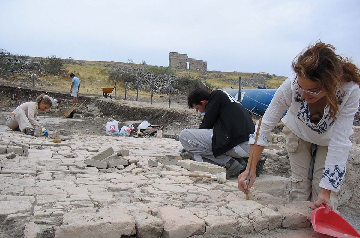 Las termas y el teatro romano son los elementos más visibles del yacimiento.