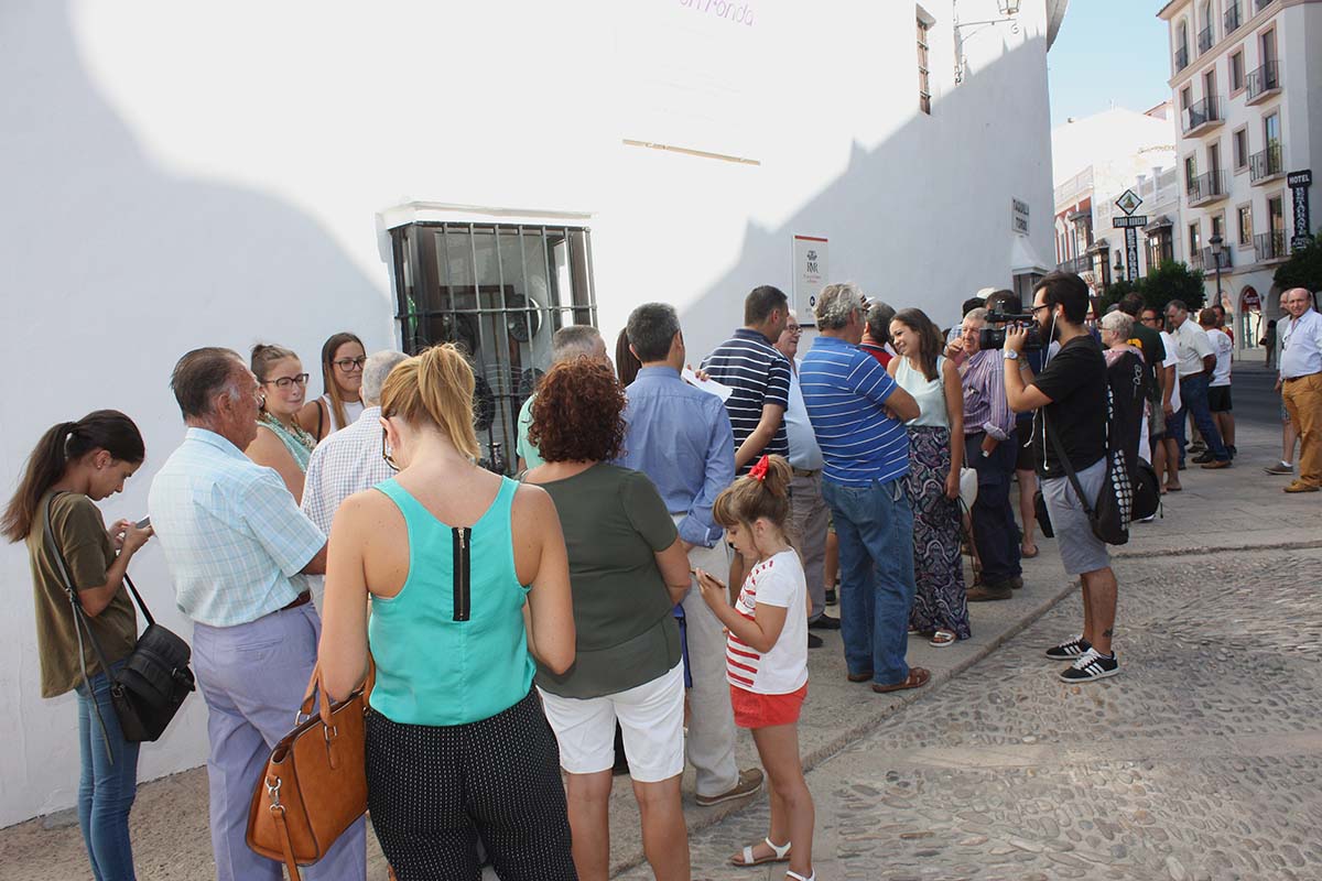 Numerosas personas han guardado cola desde primeras horas de la mañana en la taquilla de la plaza de toros.