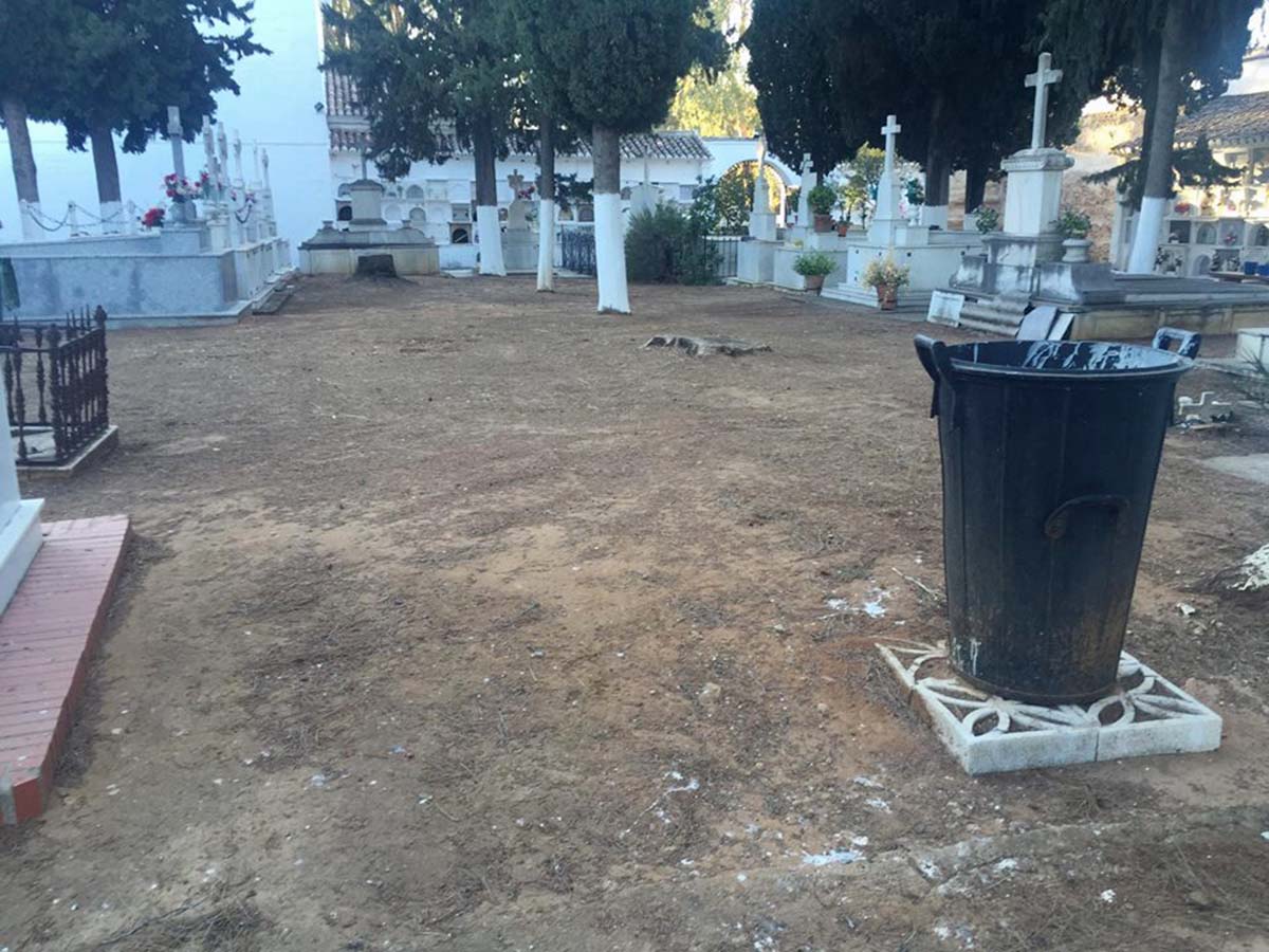 Se ha tenido que realizar una actuación urgente de desbroce para acondicionar el camposanto.