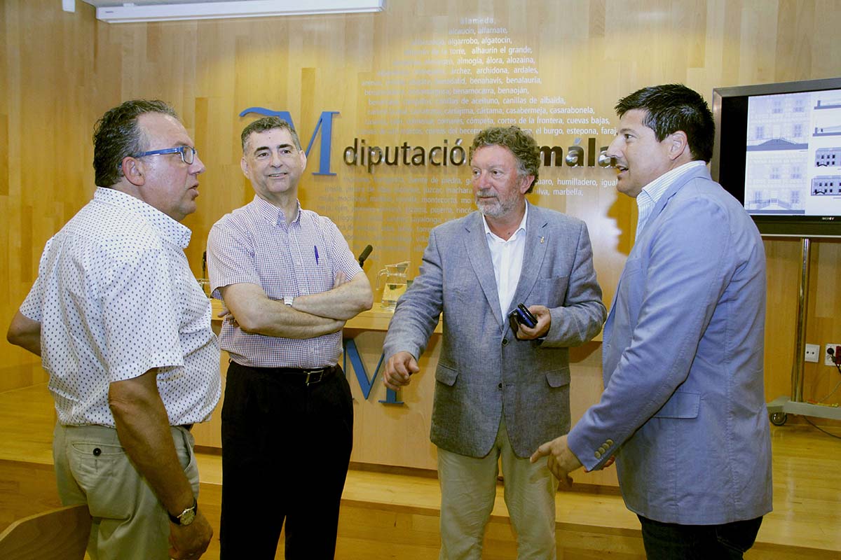 El diputado Francisco Oblaré con alcaldes .