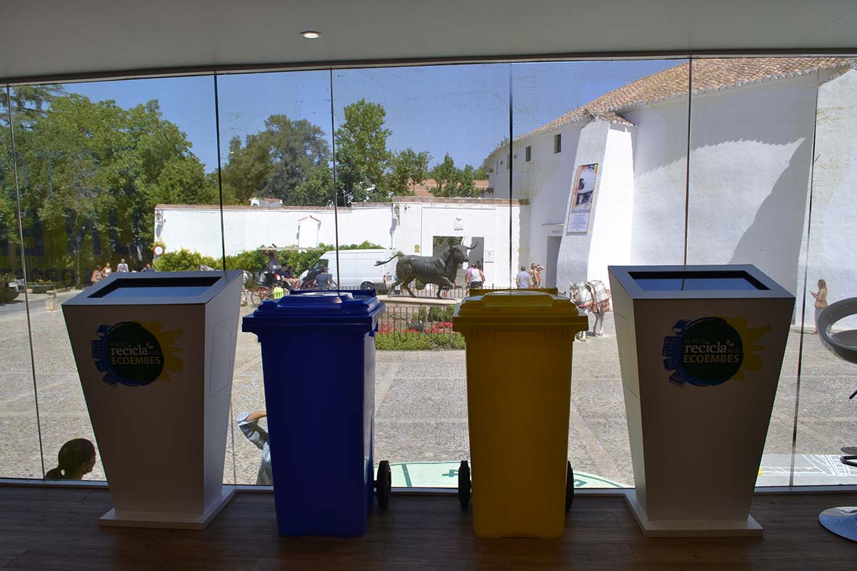 El autobús de Ecoembes está situado en el paseo de Blas Infante. Foto Gabinete Prensa Ayto. Ronda.