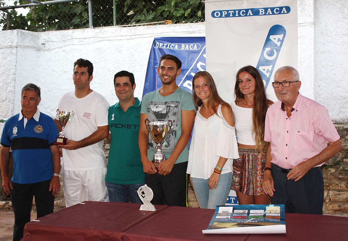 El ganador, en el centro, junto al segundo clasificado, organizadores y patrocinadores.