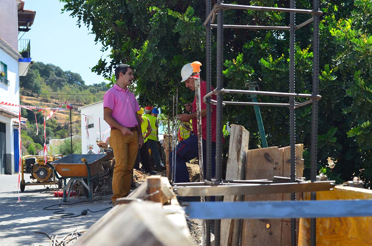 El alcalde de Genalguacil ha supervisado las obras.