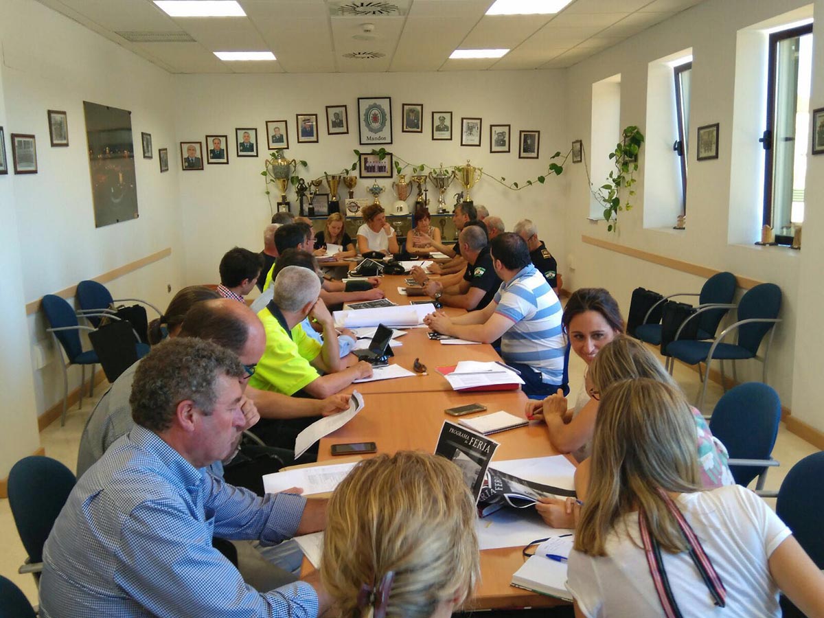 Los representantes del Ayuntamiento, cuerpos de seguridad y colectivos relacionados con la Feria han participado en la reunión.