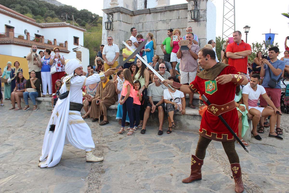 Los enfrentamientos entre moros y cristianos marcan gran parte de la recreación histórica.