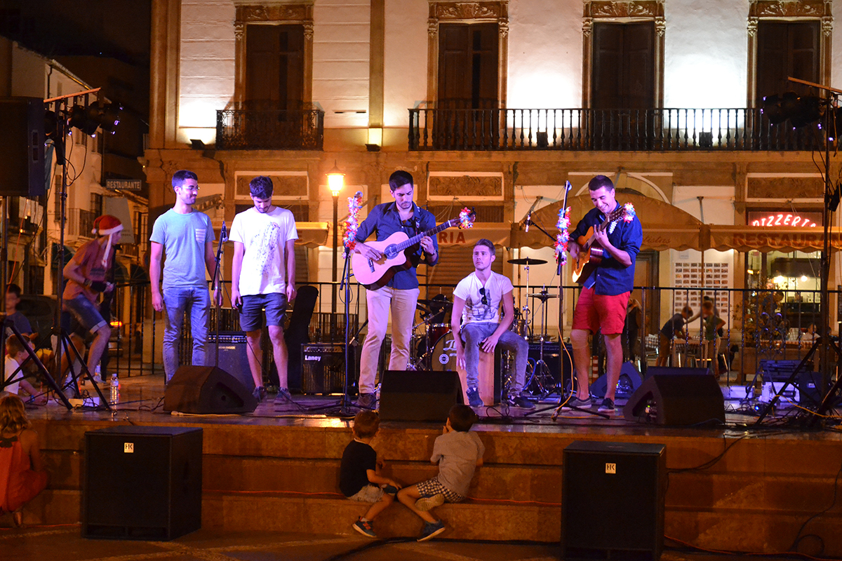 Las actuaciones de los grupos rondeños fueron en la plaza del Socorro.