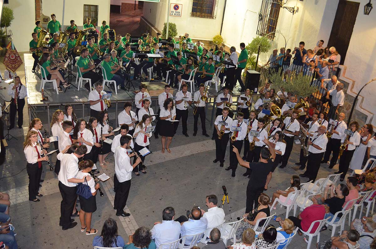 Durante toda la tarde se vivió un gran ambiente musical en la plaza de Jubrique.