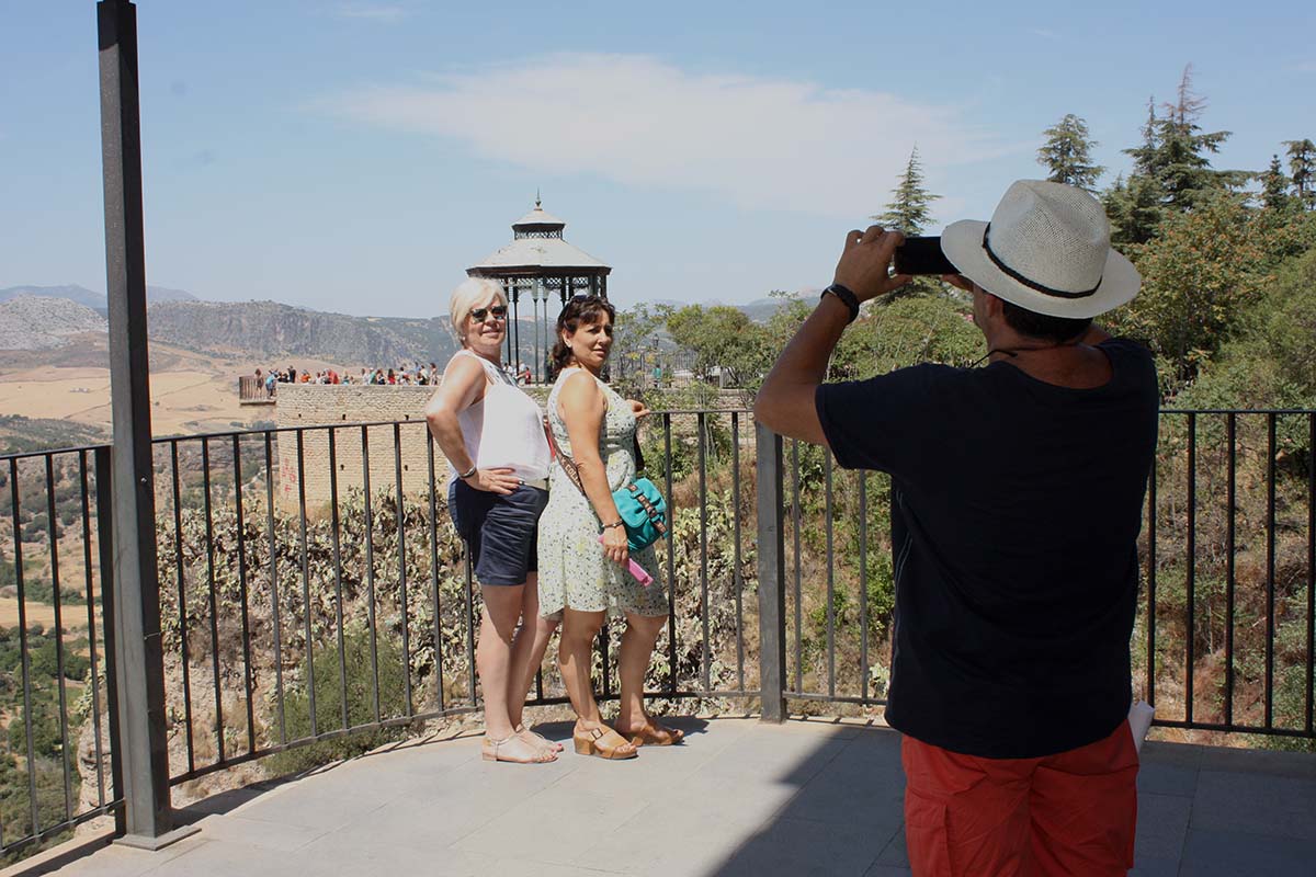Visitantes españoles fotografiándose junto al Parador de Ronda