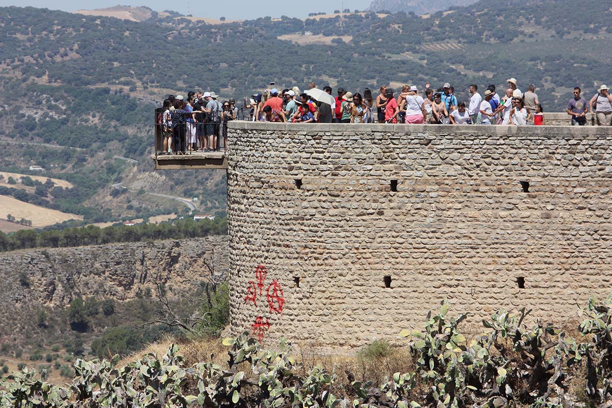 La lamentable imagen se puede contemplar a simple vista desde el paseo del Parador de Turismo.