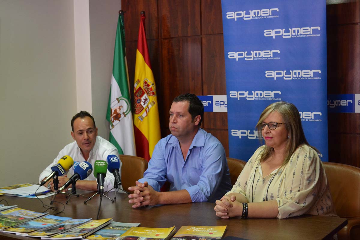 La concejal de Turismo, el secretario de Apymer y el representante de la editorial.