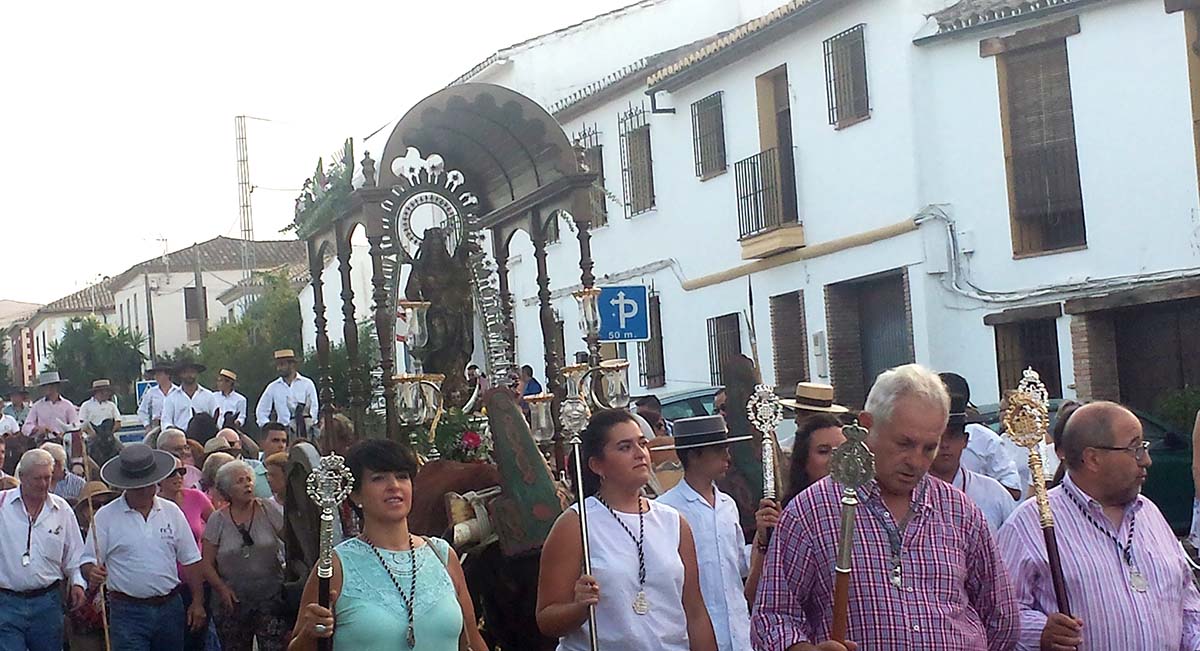 Un momento del traslado de la imagen de la Virgen de la Cabeza.
