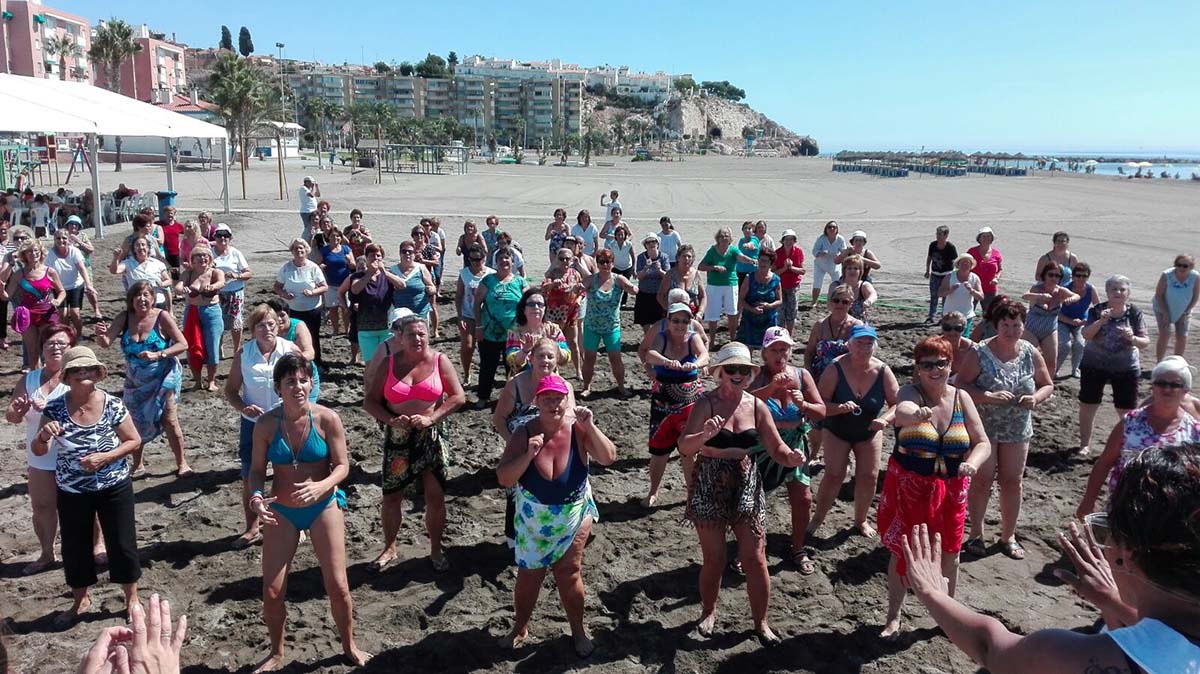 Las personas mayores han participado en varias actividades en la playa.