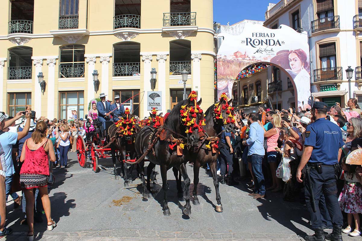 Sábado de Goyesca en las inmediaciones de la plaza de toros.