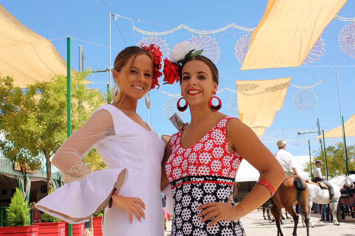 Dos jóvenes vestidas de flamenco disfrutando de la Feria de Ronda.