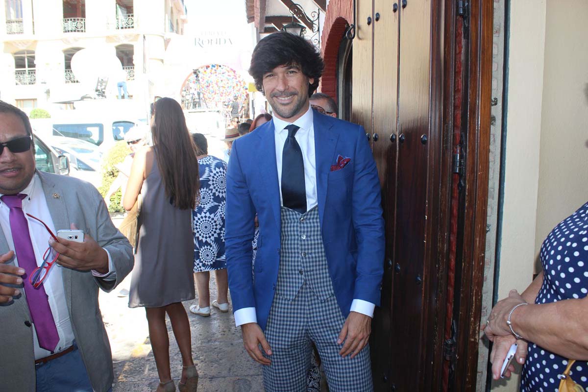 Manuel Lombo entrando en la plaza de toros de Ronda para presenciar la Goyesca.