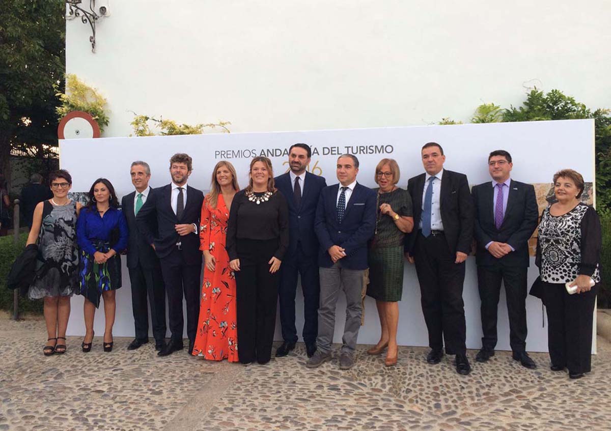 Responsables de la Junta de Andalucía junto a los premiados.