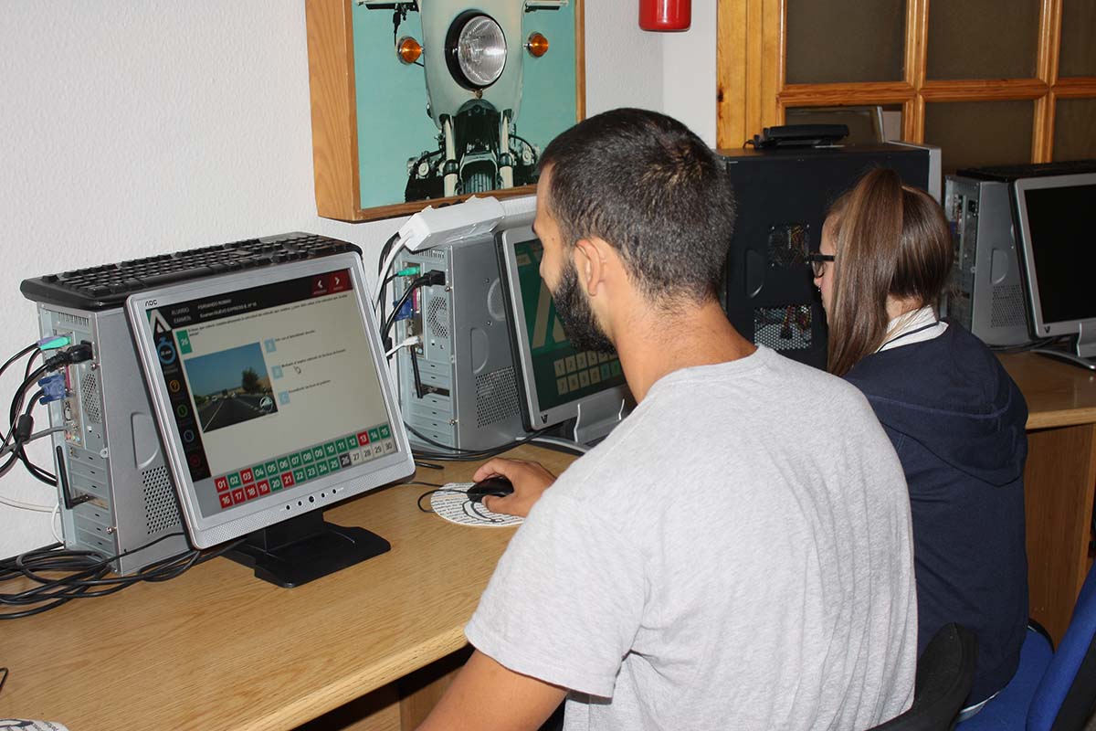 Alumnos en las clases de Autoescuela Rilke de Ronda.