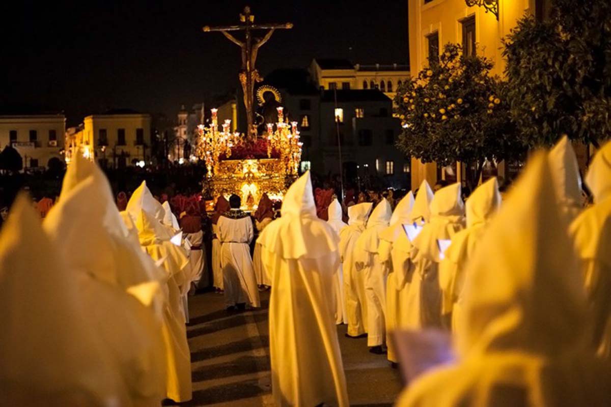 La Hermandad del Silencio realiza su estación de penitencia el Miércoles Santo.