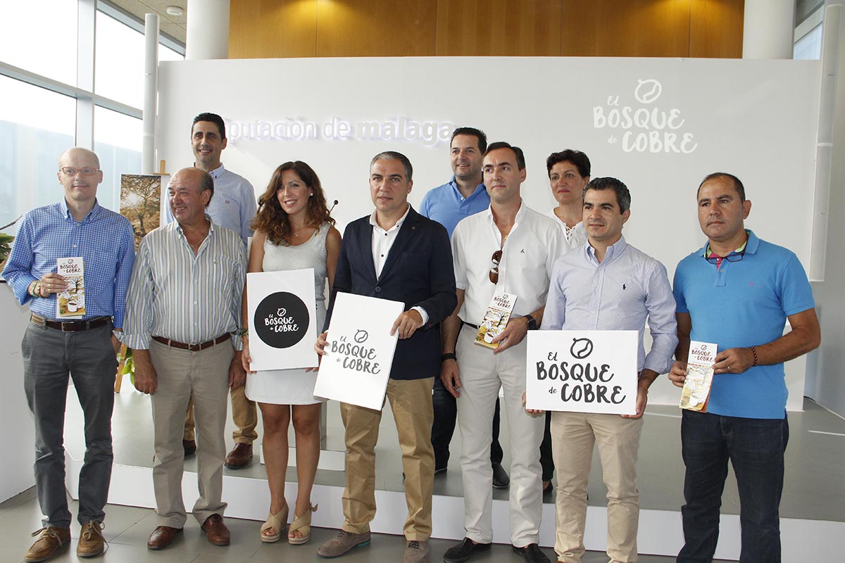 El presidente de Diputación con los alcaldes de los doce municipios que se verán beneficiados.