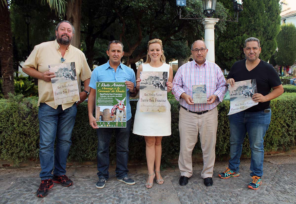 Responsables de la Hermandad y de los vecinos junto a los concejales de Fiestas y Participación.