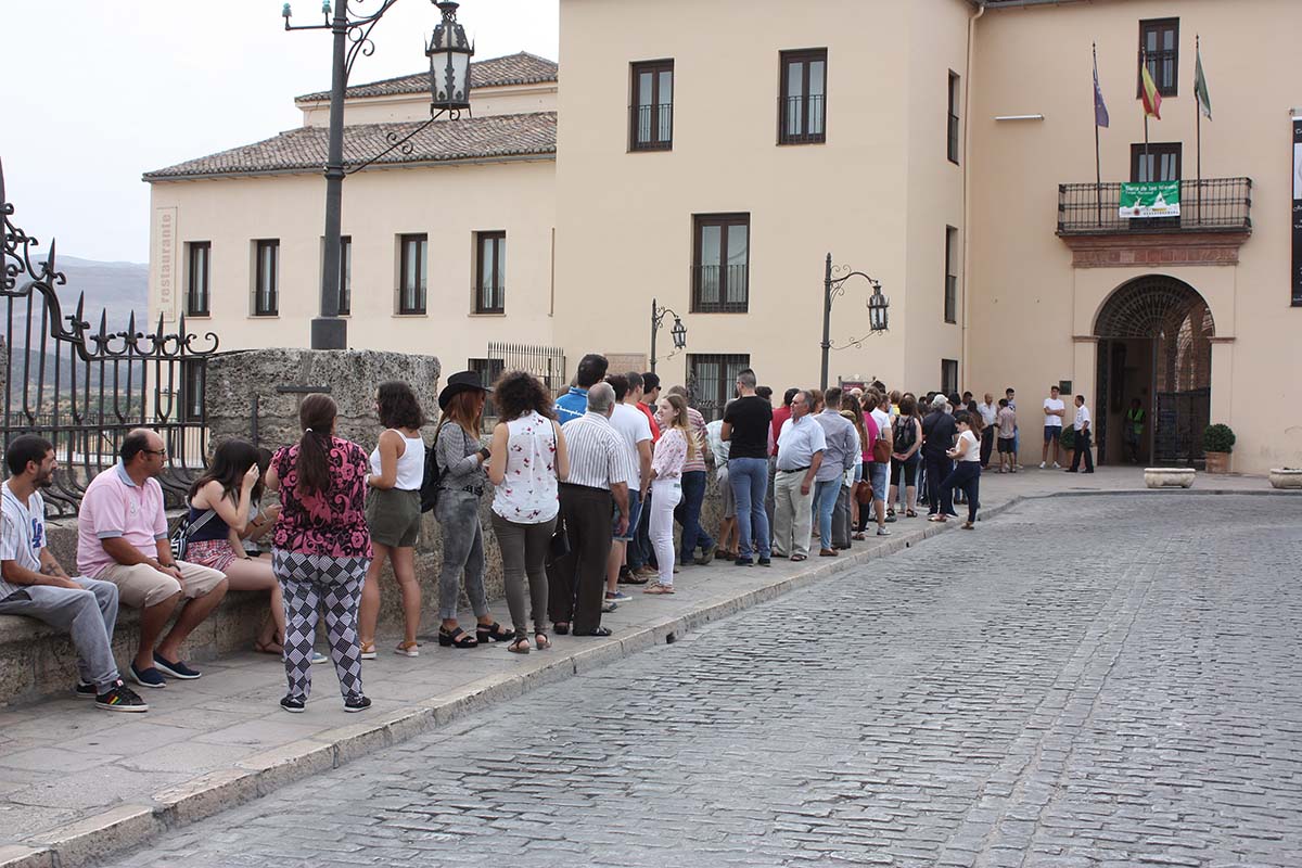 La cola en el Puente Nuevo para participar en el casting.