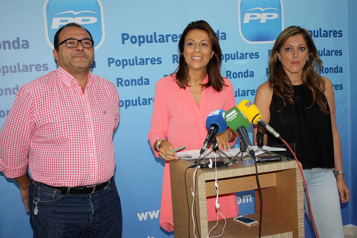 Maripaz Fernández, junto al secretario de Comunicación, Juan de Dios Barba, y la edil Maricarmen Martínez.