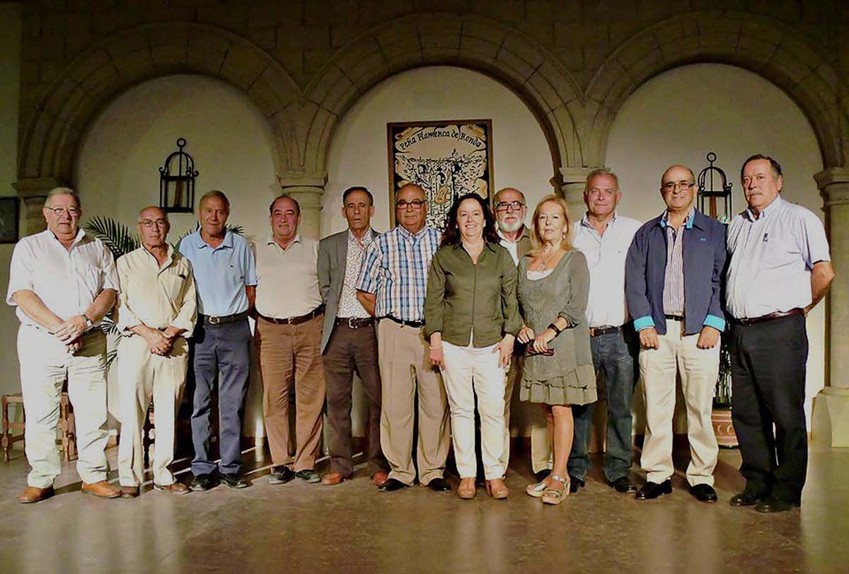 Los miembros de la nueva junta directiva de la Peña Flamenca de Ronda.