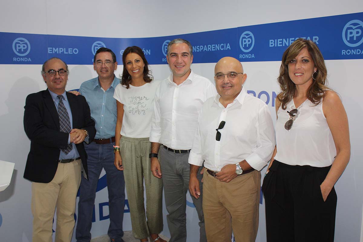 El presidente del PP de Málaga con responsables del partido en Ronda.