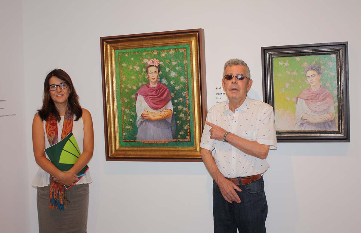 La directora del museo, Emilia Garrido, junto al pinor Fausto Velázquez.