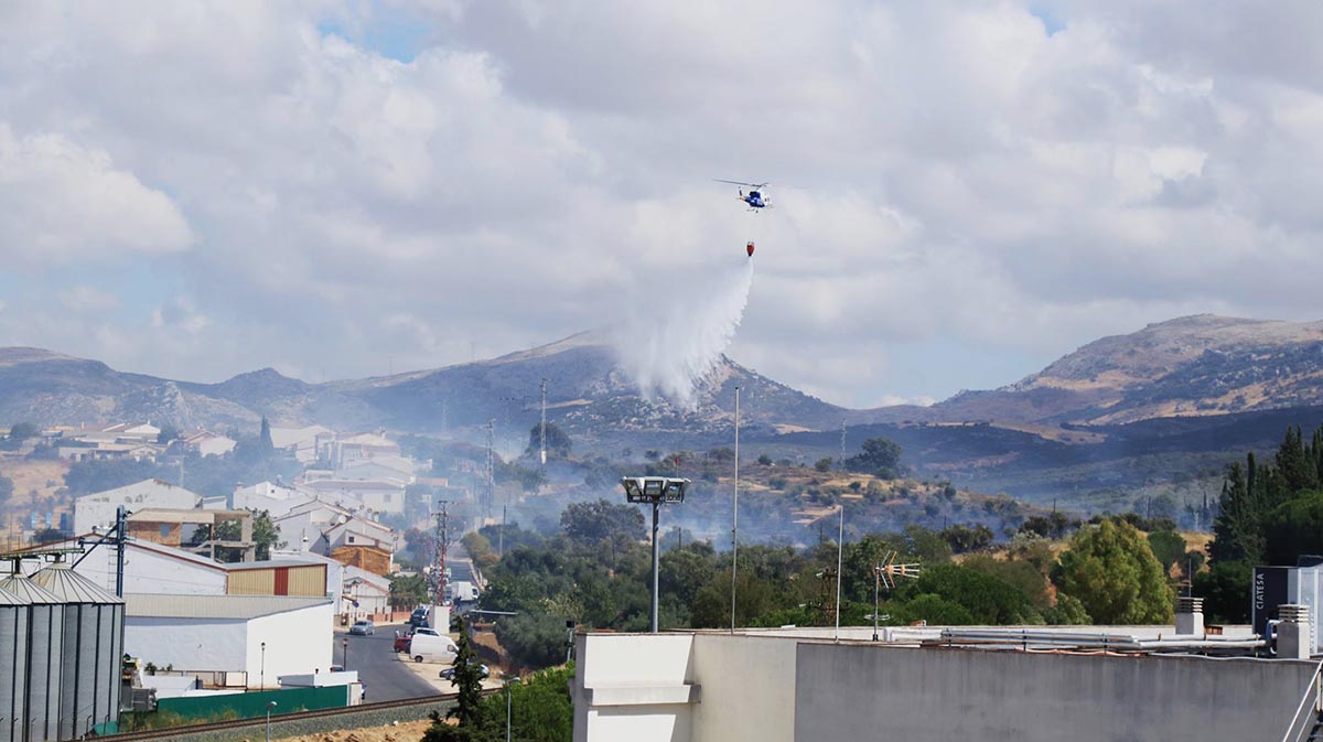 La gran humareda ha afectado a las viviendas de la Cañada Real. Foto JORDI SEDEÑO.