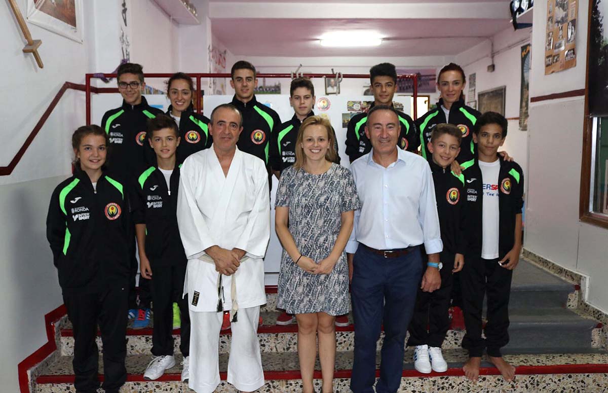 La concejal de Deportes ha despedido a los karatecas rondeños que han viajado a Holanda.