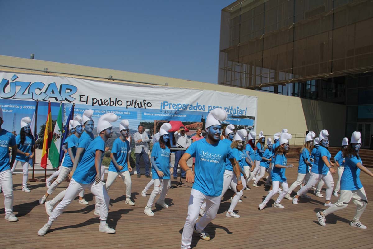 Un grupo de jóvenes realizó una coreografía pitufa en la presentación del plan.