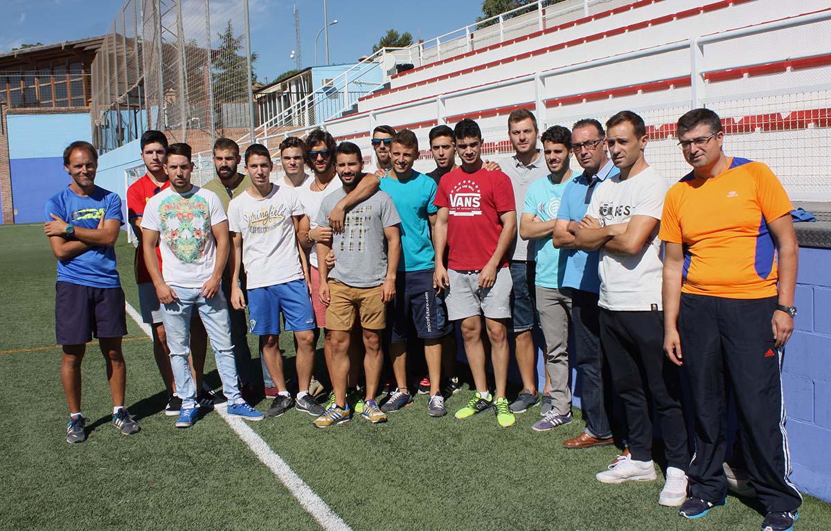 Pato, el primero por la izquierda, arropado por jugadores y cuerpo técnico.