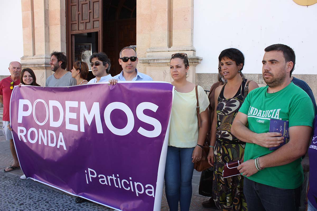 Miembros de Podemos Ronda en un acto de campaña electoral.