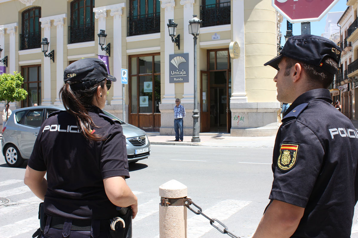 Dos policías nacionales patrullando por el centro de Ronda.