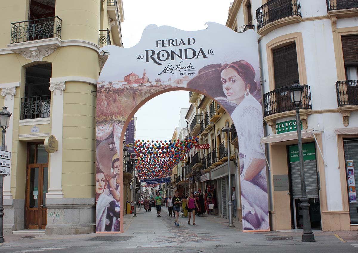 La portada de Feria se ha situado un año más en la calle Espinel.