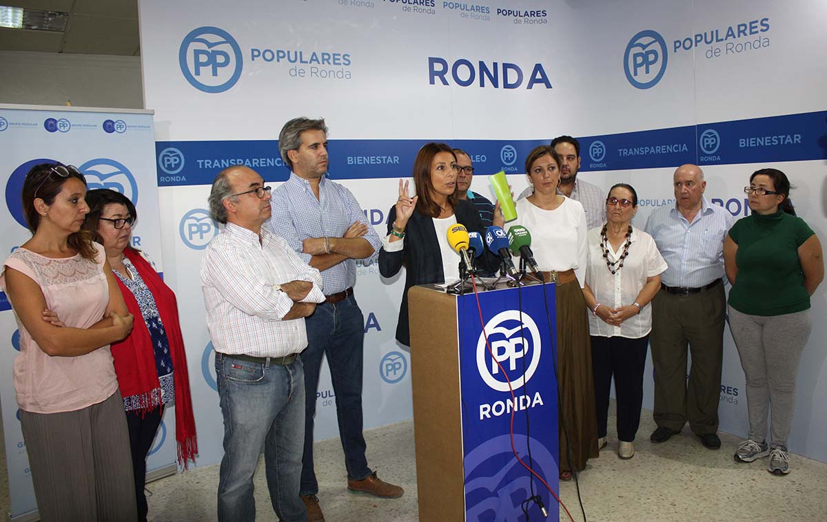 Fernández junto a miembros de la Ejecutiva del PP en la rueda de prensa ofrecida en su sede.
