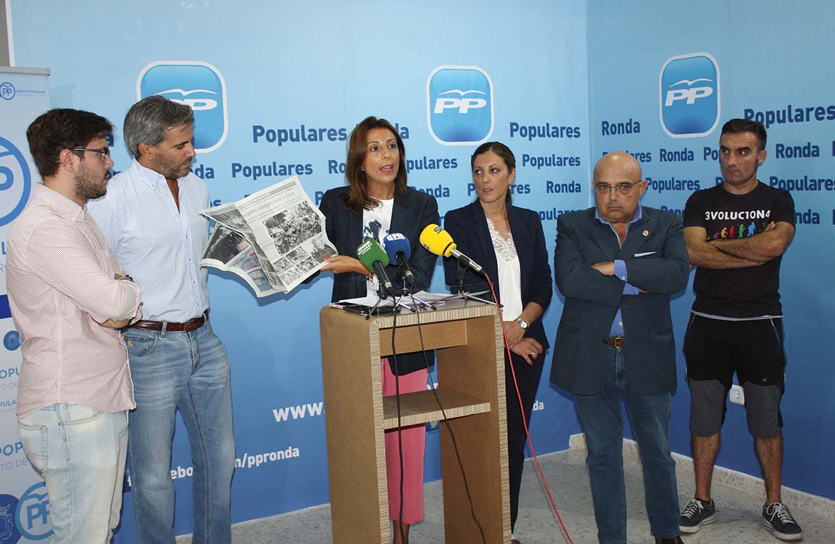 Fernández junto a ediles y responsables del PP de Ronda.