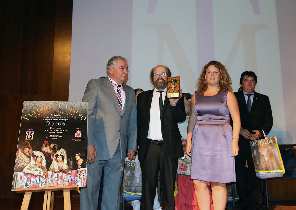 Julio Cuesta, junto a la alcaldesa y al presidente de Tauromundo.