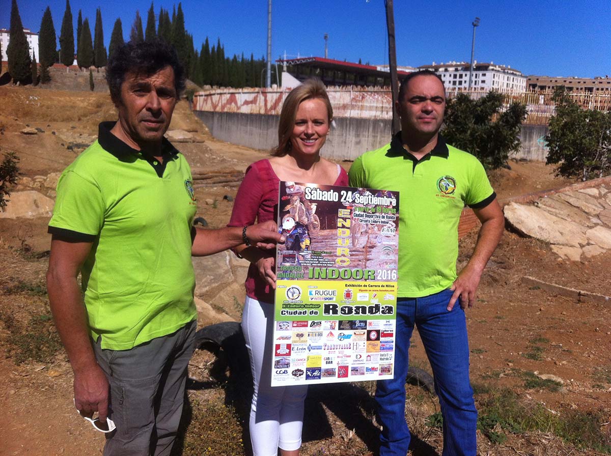 La concejal de Deportes junto a responsables de Motoclub Ronda.