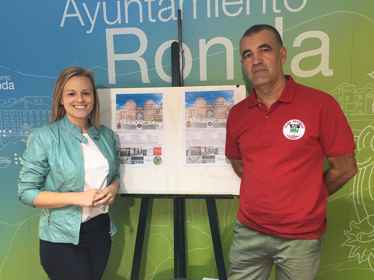 La concejal de Deportes y el responsable del Club de Petanca de Ronda.