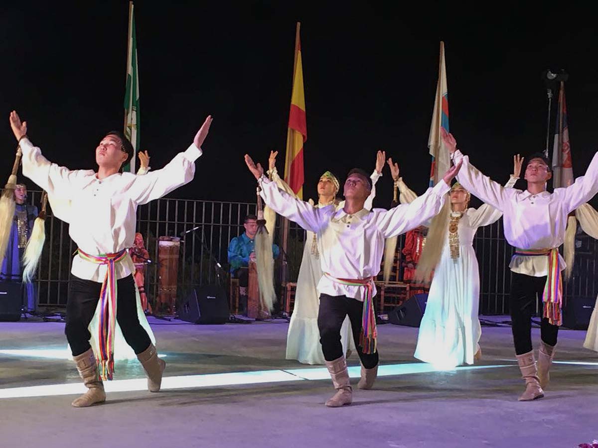 El grupo de Rusia en plena actuación en el Auditorio Blas Infante.