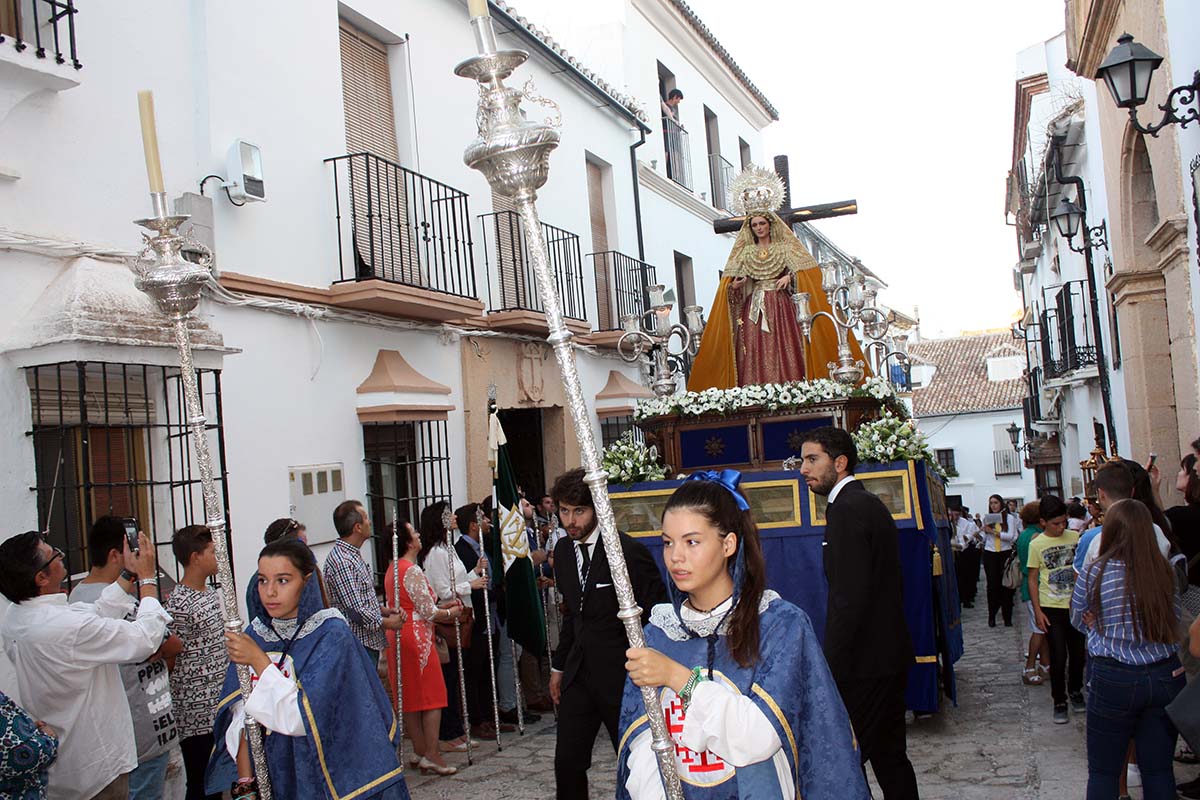 El paso de costaleros recorrió las calles del centro de Ronda.