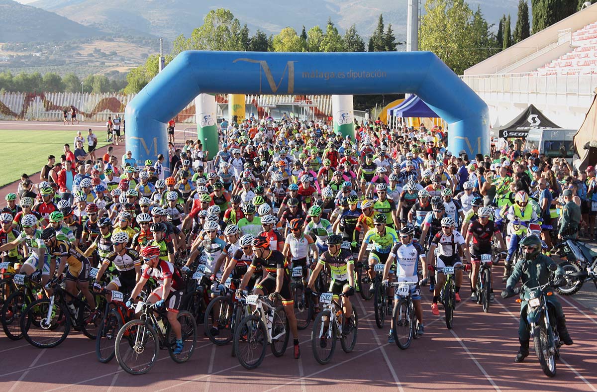 La salida de los ciclistas desde la Ciudad Deportiva ha sido impresionante.