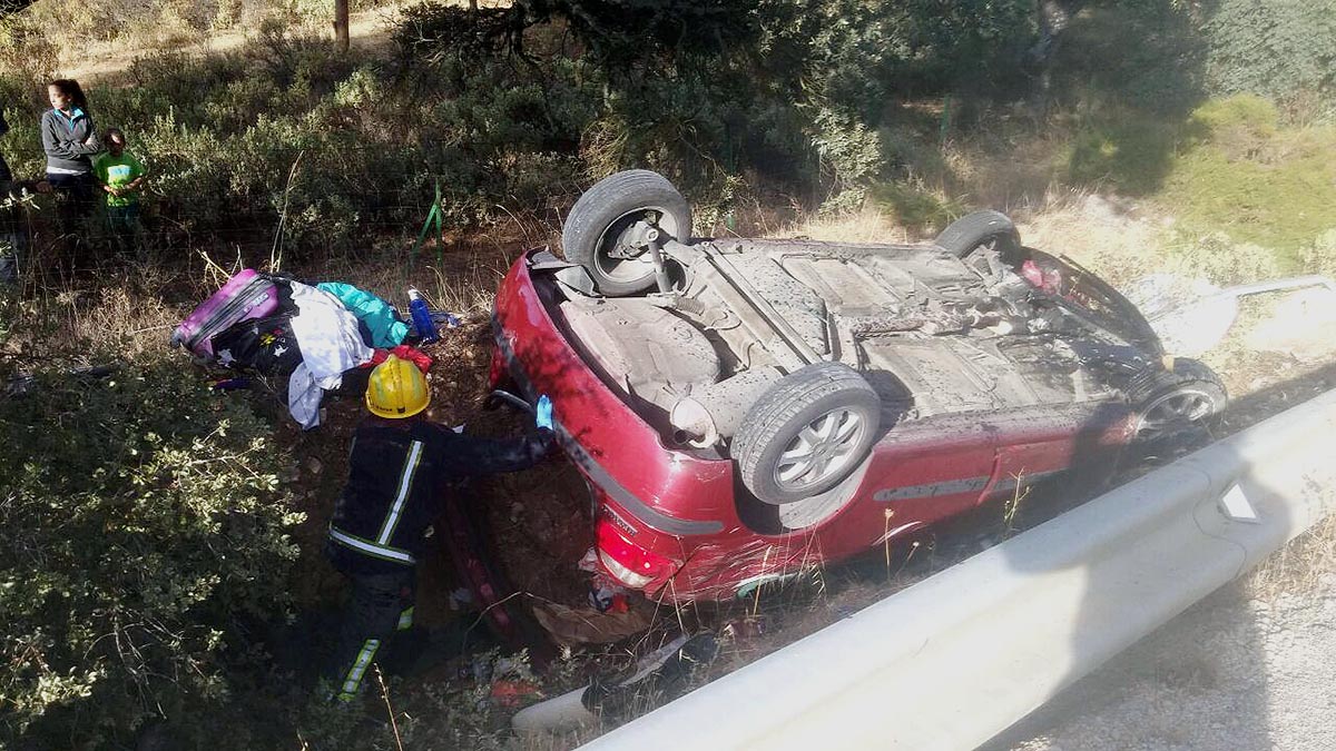 El turismo ha volcado tras salirse de la calzada. Foto CPB.