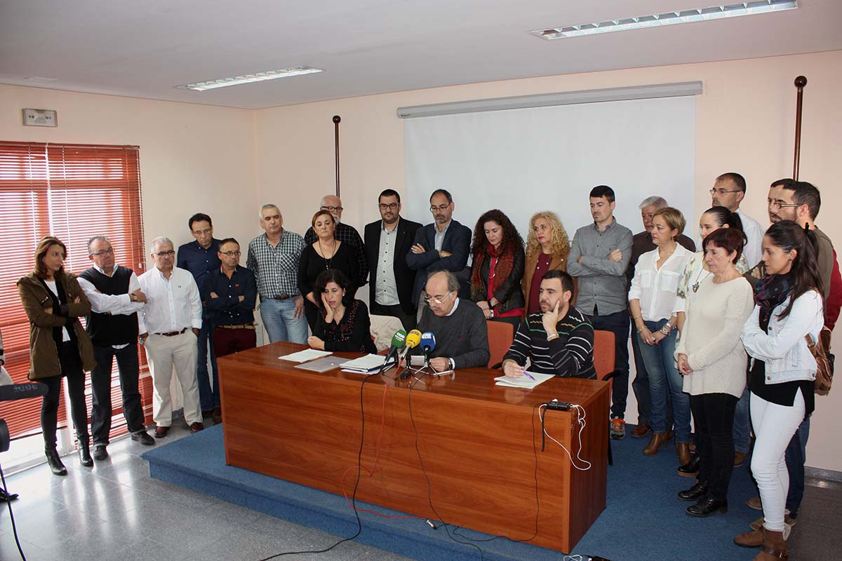 Alcaldes, concejales, cargos públicos y miembros de la plataforma en la rueda de prensa.